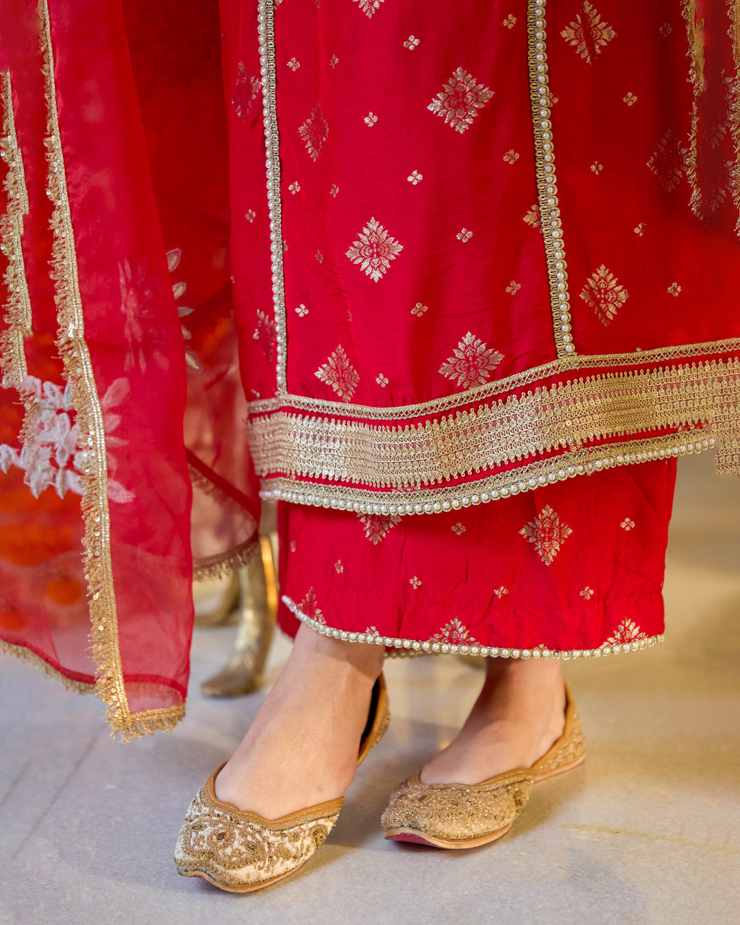 Jashn White Handcrafted Jutti